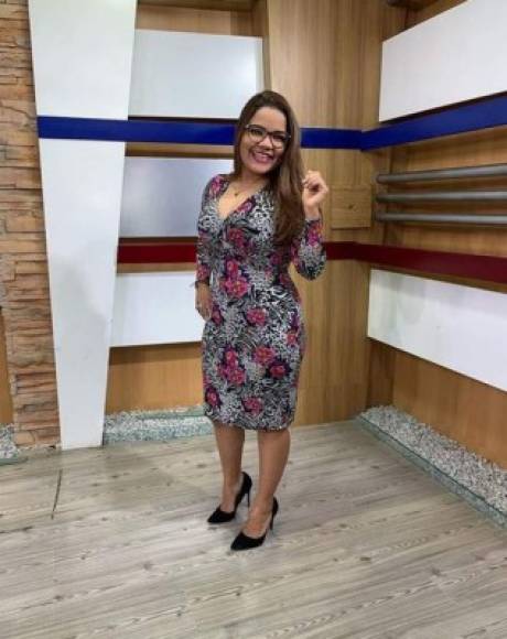 La polémica periodista hondureña Ariela Cáceres comparte su rol profesional con el de madre y está muy feliz por el hogar que ha conformado con el también periodista Dennis Andino.