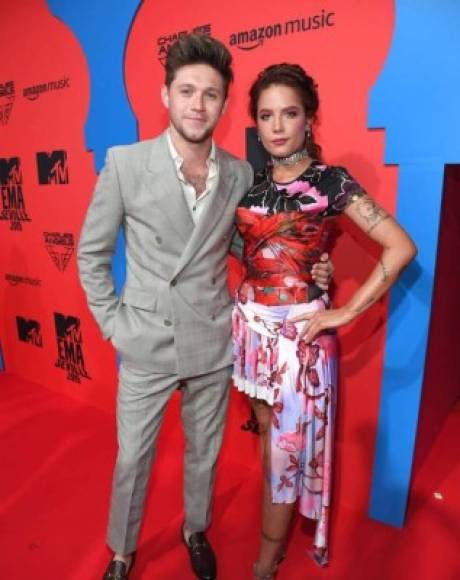 El ex One Direction Niall Horan con su colega Halsey. El británico también tuvo una participación musical durante la premiación.