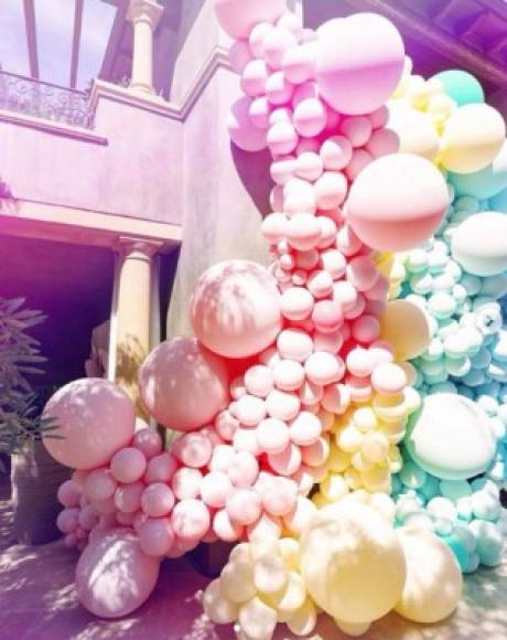 El jardín fue decorado con un sinfín de globos en tonos pastel, así como con un cartel gigante con el nombre de la cumpleañera