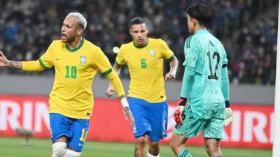 Neymar anotó por la vía penal y le dio la victoria a Brasil ante Japón.