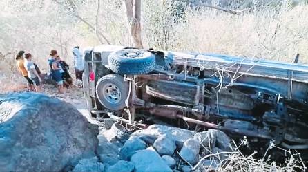 Accidente. Las víctimas mortales quedaron cerca del bus en que se transportaban.