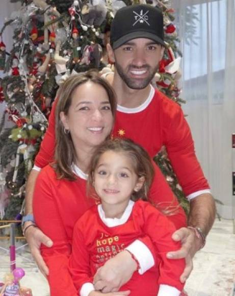 'Feliz Navidad 🎄🎁 Los queremos mucho', escribió la actriz puertorriqueña Adamari López junto a una foto familiar en donde aparece con su esposo, Toni Costa, y su hija, Alaïa.