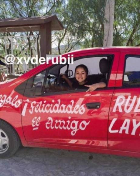 En su cuenta de Instagram, Rubí presumió el auto que le regaló Hilario Ramírez, el alcalde que roba poquito'.