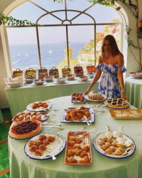 Sofia Vergara festejó su 4 de julio con deliciosa comida mientras disfrutaba de la costa de Italia. La colombiana estaba acompañada de su esposo Joe Manganiello.