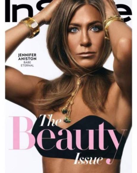 En la primera de las portadas publicadas en la página de Instagram de InStyle , la actriz de 50 años está luciendo un sujetador sin tirantes con varias joyas de oro. Sin embargo, lo único que destacan los lectores es su piel notablemente más oscura.
