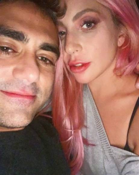Lady Gaga- La cantante estadounidense está segura de su nuevo romance con el empresario Michael Polansky.