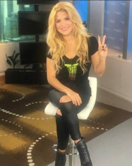 "La joven venezolana tiene casi 34 mil seguidores en su cuenta de Instagram, y en la mayoría de sus fotos posa imitando a Shakira. También comparte noticias y fotos relacionadas con la intérprete de 'Me enamoré'. "