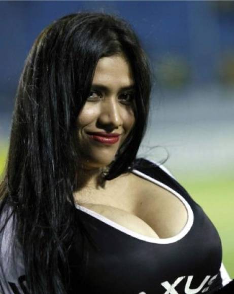 Esta exuberante chica robó las miradas en el estadio Morazán durante el partido Real España-Platense.