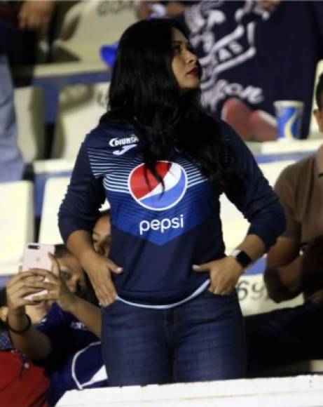 Una guapa aficionada del Motagua en las gradas del estadio Nacional.