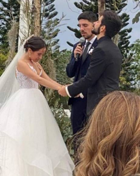 Según testigos, Camilo no dejó de llorar en toda la ceremonia. Incluso cuando le correspondía leer su votos tuvo que parar porque no le salían las palabras.