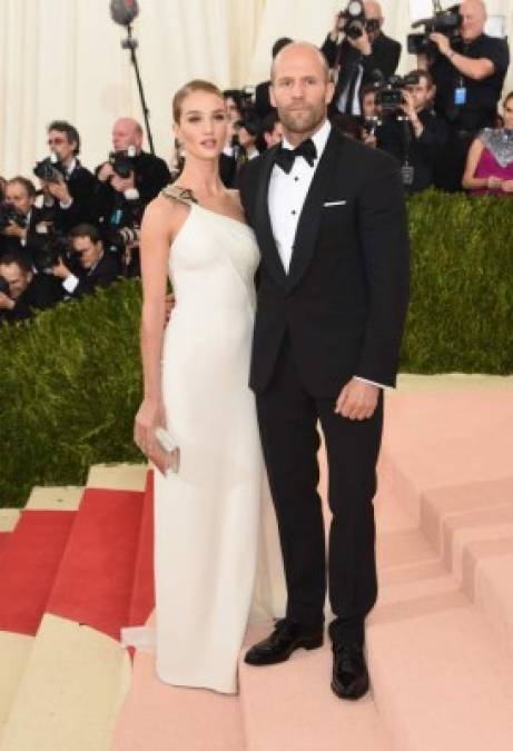 Jason Statham y Rosie Huntington-Whiteley en Ralph Lauren.