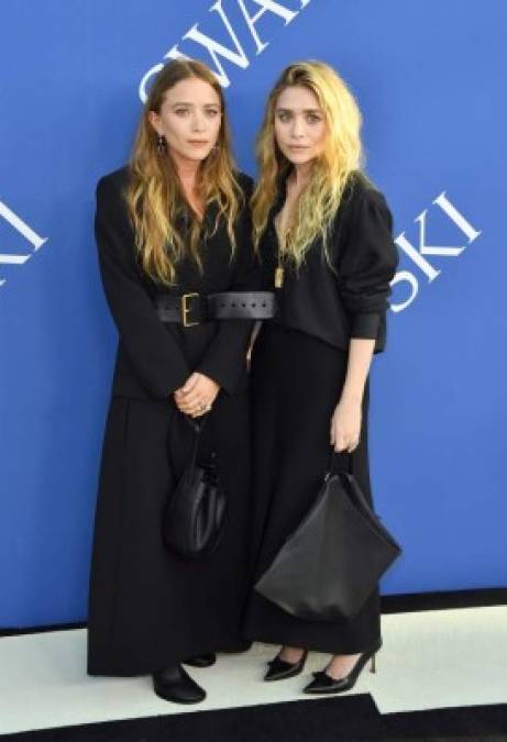 Las diseñadores Mary-Kate Olsen (i) y Ashley Olsen; las hermanas fueron premiadas por el CFDA por su línea de accesorios.