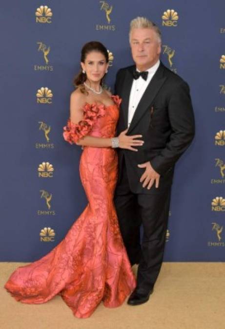 El comediante y actor Alec Baldwin posa junto a su esposa, Hilaria en la alfombra roja. Baldwin ha acaparado titulares por sus parodias del presidente estadounidense Donald Trump en Saturday Night Live.