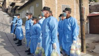 Las autoridades de la Fuerza de Seguridad Interinstitucional Nacional (Fusina) a través de del Primer Batallón de Infantería y el Comando de Operaciones Especiales COES, haciendo entrega de 215 raciones de alimentos a residentes de la colonia Abraham Lincoln y zonas aledañas.