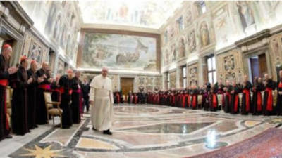Imagen facilitada por el 'Osservatore Romano' de la audiencia que el papa Francisco ha celebrado con la curia, con motivo de las fiestas naivideñas. EFE