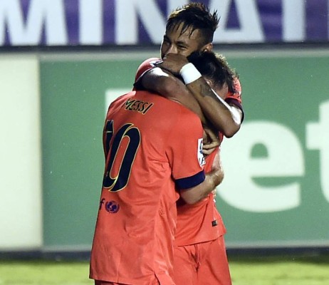 El líder Barcelona golea en su visita al Levante con un gran Messi