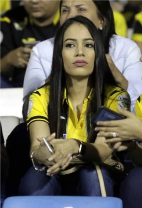 La esposa de Mario Martínez, Erika Cabrera, apoyando al futbolista en el partido contra el Marathón.