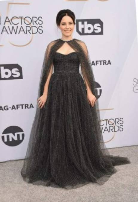 Sophia Bush optó por un dramático vestido polka con capa incluida llevándose los aplausos de los críticos por su arriesgada apuesta en la alfombra plateada.