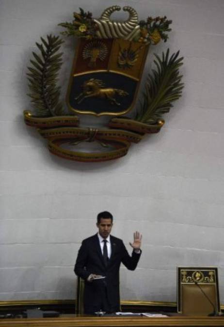 Inició su carrera política como líder estudiantil, vinculado con la social democracia, en la Universidad Católica Andrés Bello, hasta que se unió a VP, del cual figura como miembro fundador, en 2009.