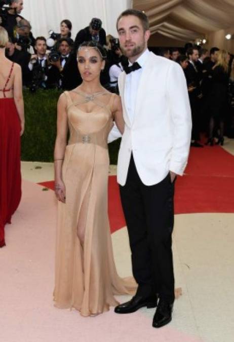 FKA Twigs con Robert Pattison.