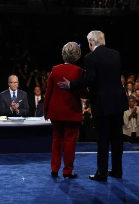 Trump se mostró amable con Clinton al subir al escenario del debate.