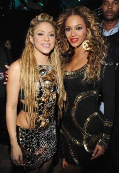 Según Chuck Arnold, del New York Post, Shakira consiguió ser agregada al show por ser parte de la agencia Roc Nation de Jay-Z, marido de Beyoncé, que es la empresa consultora para los shows de la NFL.
