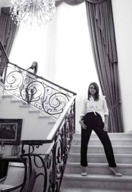 La imagen de la familia 'humilde' fue contrastada con una portada de revista de la exprimera dama, Angélica Rivera y su hija Sofía Castro, en las mismas escaleras.