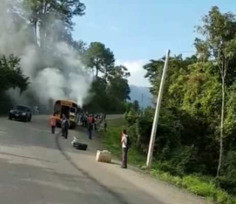 Pasajeros se llevan tremendo susto al incendiarse bus