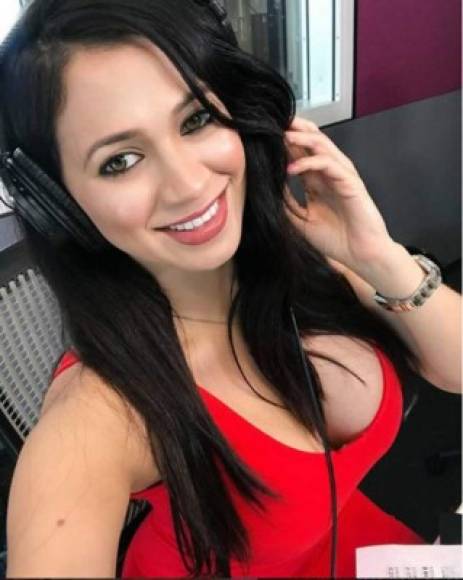 Carla Medrano trabaja para el programa radial de Univision, 'El Bueno, La Mala, y El Feo'.