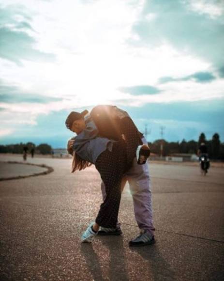 El cantante hizo público su romance con un foto colgada en su Instagram. “Beso a primera vista / Kiss at first sight @kasiamonica”, fue la frase elegida por Residente para hacer oficial su romance en las redes sociales.