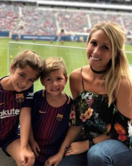 Sofia Balbi, esposa de Luis Suárez, junto a sus hijos observando un partido del Barcelona en EUA.