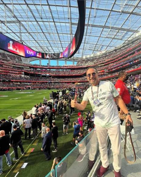 Marco Antonio Solís - El ‘Buki’ compartió una imagen en su cuenta de Instagram donde está en las gradas que están casi a nivel de cancha en el estadio de Los Ángeles. El cantante mexicano no se perdió el Super Bowl LVI.