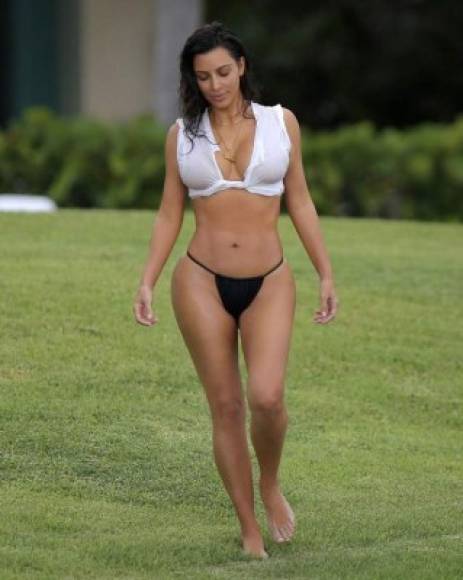 No tiene nada de raro que Kim Kardashian ande enseñando su envidiable cuerpazo.