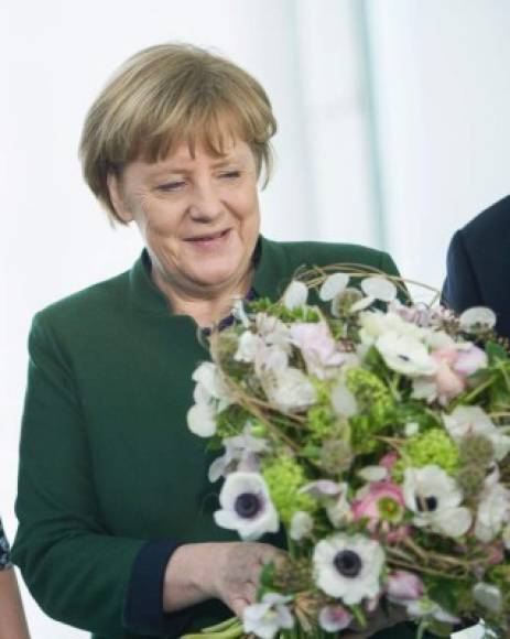 La canciller alemana Angela Merkel recibió un ramo de flores durante un evento en Berlín.