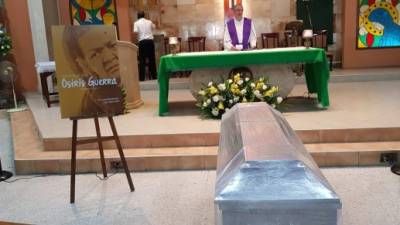 Un padre durante el oficio religioso en la iglesia San Vicente.