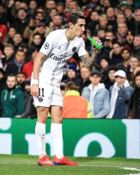 Di María no se quedó de brazos cruzados y levantó la botella. Para asombro de todos, fingió que iba a tomar un sorbo, pero luego esbozó una sonrisa y la arrojó al césped.