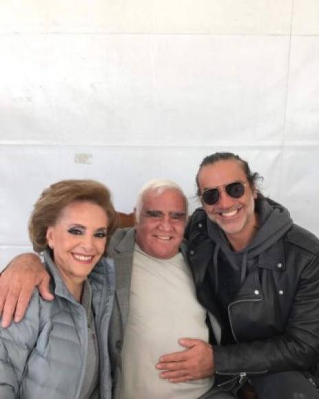 'Muchas felicidades a todos los padres del mundo en especial al mio que Dios me regaló felicidades @_vicentefdez t amoooo ❤️' escribió el cantante mexicano Alejandro Fernández en una foto junto a su padre, Vicente Fernández (c), y su madre, Maria del Refugio.