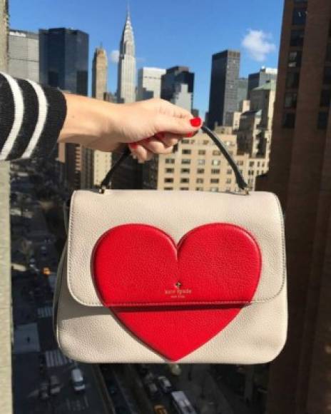 El amor estaba presente en sus diseños. Esta cartera con un corazón al centro llama mucho la atención.