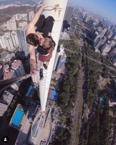 Ellos, al igual que varios en el mundo que se dedican al roofing (escalar rascacielos) confían en su fuerza y equilibrio para poder llegar a lo más alto.