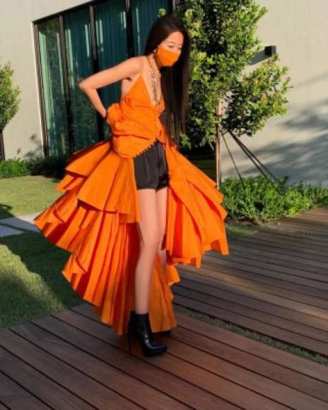La experta en vestidos de novia ha impresionando a sus fanáticos en las redes sociales con sus estilos de pasarela mientras pasa la cuarentena del COVID-19 en su casa de Miami.