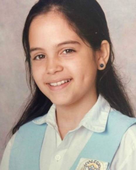 Y aunque la foto de colegiala, mantiene cierta esencia de la joven cantante, fue la excusa perfecta para comenzar a señalar las operaciones de la estrella dominicana.