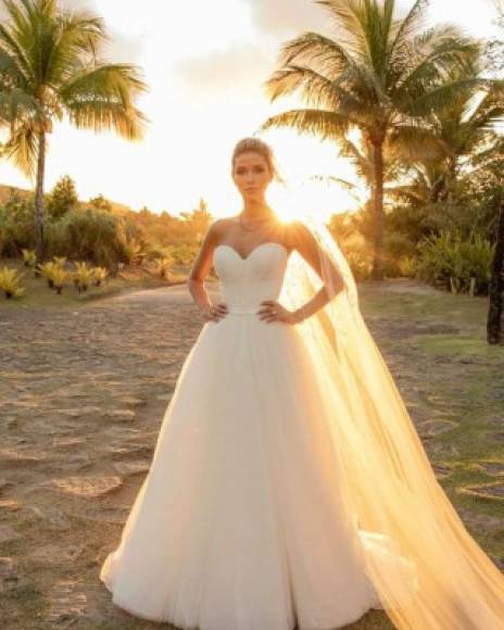 La novia lució radiante con un vestido blanco con escote de corazón estilo princesa.