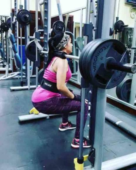 Para mantener ese cuerpazo, Fany acude al gimnasio.