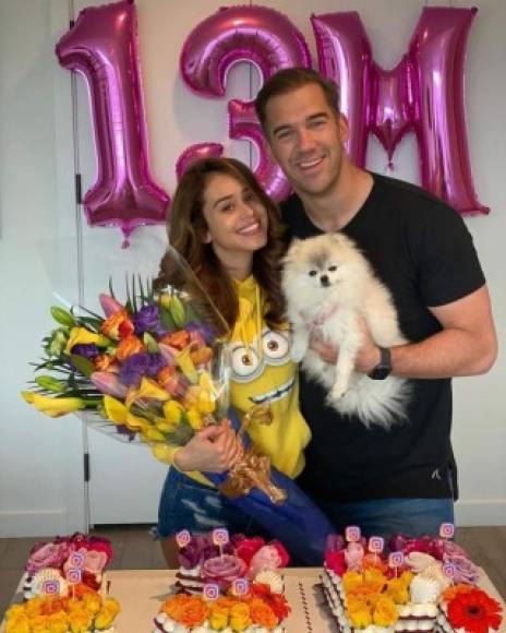 Poco después fue la oportunidad de Yanet de devolverle la sorpresa a Lewis organizando un pequeño festejo en su casa con motivo de su 37 cumpleaños.