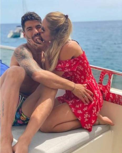 Luis Suárez y Sofia Balbi en un barco en Ibiza.