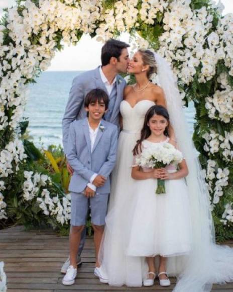 La pareja disfrutó de una majestuosa boda en un lujoso resort, ubicado frente al mar.