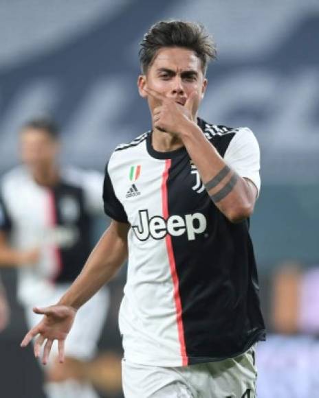 El agente de Paulo Dybala, Jorge Antun, ha salido al paso sobre los rumores que colocaban a la ‘Joya’ fuera de la Juventus de Turín. El verano pasado el crack argentino estuvo cerca de irse a la Premier League para fichar con el Manchester United ya que sólo faltó la firma. Ahora, tras los comentarios generados en Italia estos últimos días, el representante ha querido cortar en seco cualquier tipo de especulación.<br/><br/>“He leído noticias completamente falsas. Paulo Dybala es un jugador de la Juventus, feliz de serlo, y trabajamos con el club para renovar el contrato con la misma predisposición de siempre”, afirmó Jorge Antun.