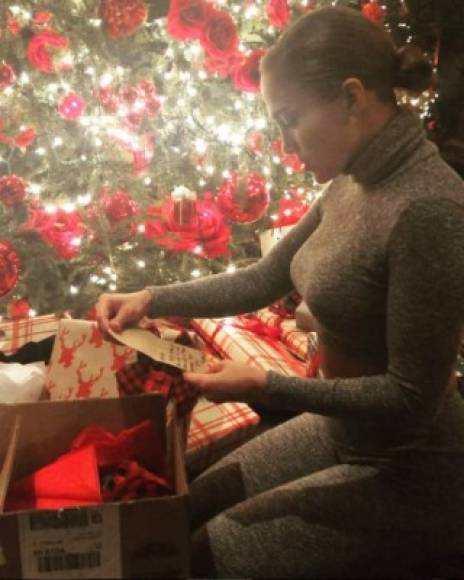 Jennifer López se vio muy feliz en un video abriendo una caja de regalos. '¡Gracias @niyamasol por enviarme mis 'leggings' de entrenamiento favoritas!', expresó.