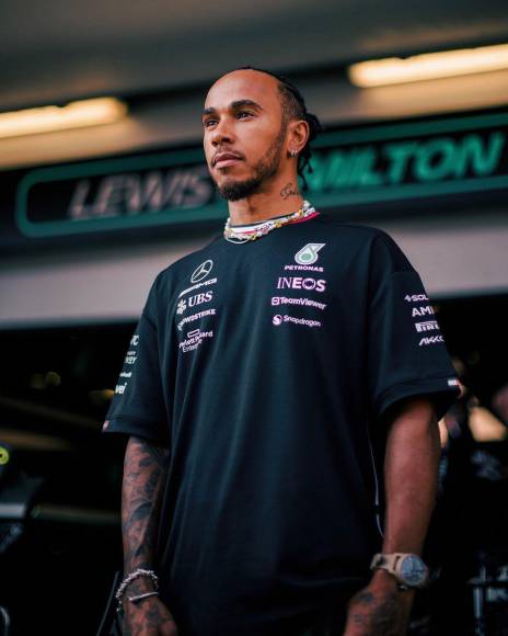 Lewis Hamilton es un piloto británico de automovilismo. El deportista cuenta con 38 años de edad.