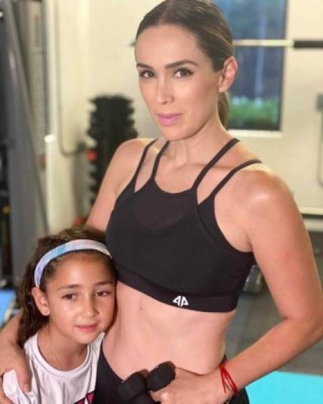 Este 27 de mayo la actriz de “Las tontas no van al cielo” compartió como luce su figura con una foto donde aparece usando un top de gimnasio dejando ver el resultado de su cirugía abdominal.